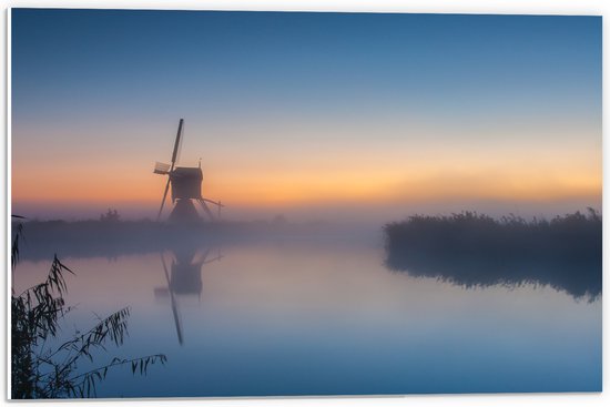 PVC Schuimplaat- Mist Hangend boven het Water bij Windmolen - 60x40 cm Foto op PVC Schuimplaat