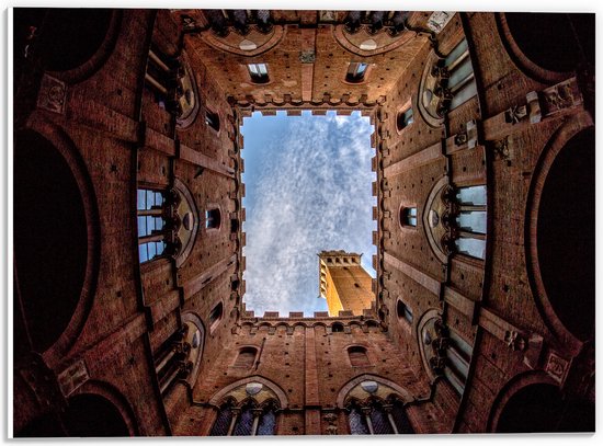 PVC Schuimplaat - Onderaanzicht van Binnentuin van Torre del Mangia in Siena, Italië - 40x30 cm Foto op PVC Schuimplaat (Met Ophangsysteem)