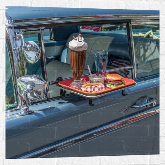 Muursticker - Dienblad met Snacks bij Lichtblauwe Auto - 80x80 cm Foto op Muursticker