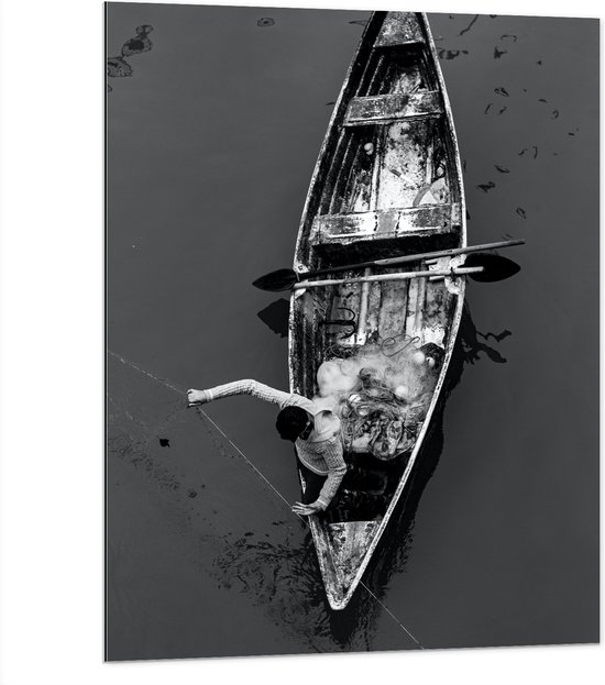 Dibond - Bovenaanzicht van Visser in Houten Bootje ter Watert (Zwart-wit) - 75x100 cm Foto op Aluminium (Met Ophangsysteem)