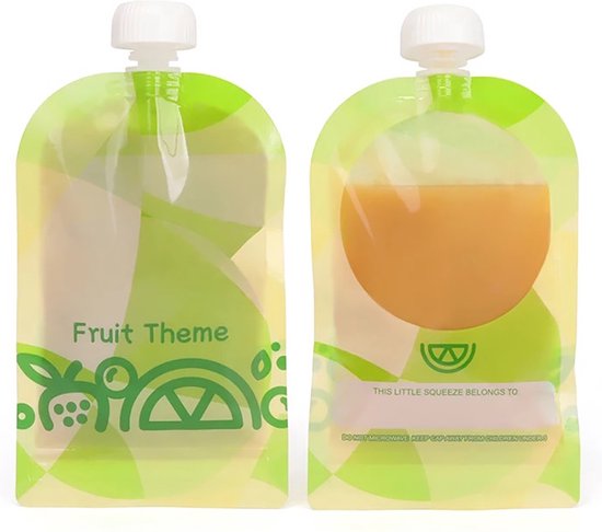 Twee knijpzakjes, één met groene fruitprint en de tekst 'Fruit Theme', de ander gevuld met oranje sap met een notitievlak.