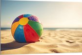 Dibond - Kleurrijke Strandbal Liggend in het Zand - 120x80 cm Foto op Aluminium (Met Ophangsysteem)