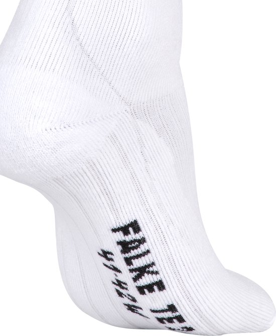 Detail van witte Falke sportsokken met Falke TE2 41-42 op de zool.