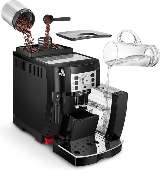 Zwarte De'Longhi Magnifica S koffiezetapparaat wordt gevuld met koffiebonen, gemalen koffie en water.
