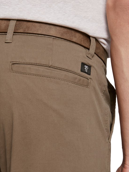 Close-up van de achterkant van een bruine chino broek met bruine riem en logo.