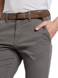 Close-up van een grijze chino broek met bruine riem met gesp.