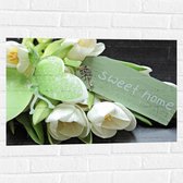 Muursticker - Bloemen - Tulpen - Wit - Groen - Bordje - tekst - Vlinder - Sleutel - 75x50 cm Foto op Muursticker