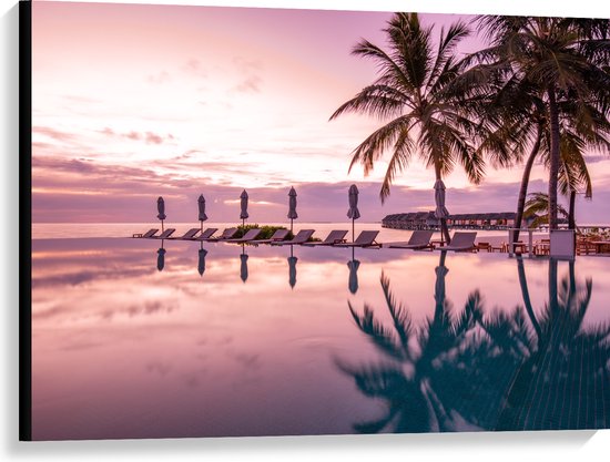 Canvas - Luxe Resort met Strandbedjes met Palmbomen - 100x75 cm Foto op Canvas Schilderij (Wanddecoratie op Canvas)