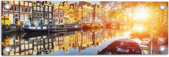 Tuinposter – Zonnestralen over de Grachten van Amsterdam Vol met Boten - 60x20 cm Foto op Tuinposter (wanddecoratie voor buiten en binnen)