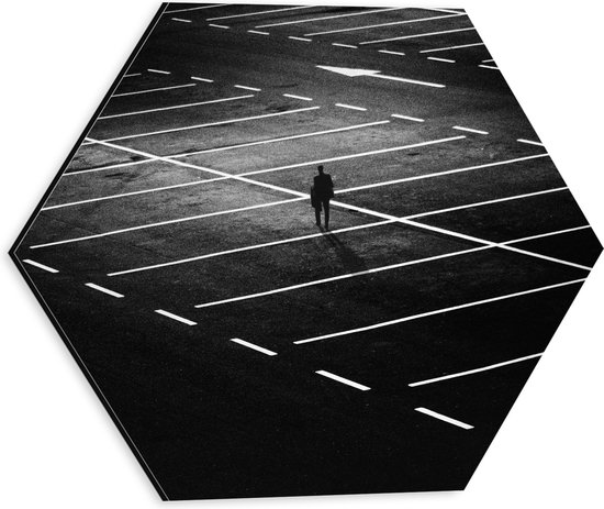 Dibond Hexagon - Man Lopend op Lege Parkeerplaats (Zwart-wit) - 30x26.1 cm Foto op Hexagon (Met Ophangsysteem)
