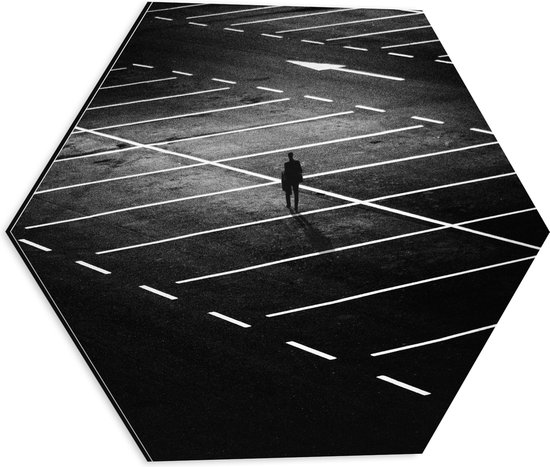 Dibond Hexagon - Man Lopend op Lege Parkeerplaats (Zwart-wit) - 40x34.8 cm Foto op Hexagon (Met Ophangsysteem)