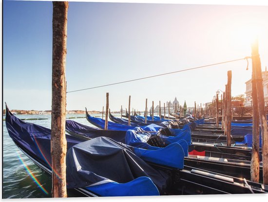 Dibond - Blauwe Gondels op de Zee bij Venetië op Zonnige Dag - 80x60 cm Foto op Aluminium (Wanddecoratie van metaal)
