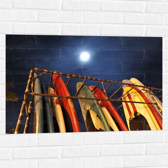 Muursticker - Rij Surfplanken in Hek op het Strand tijdens de nacht - 90x60 cm Foto op Muursticker