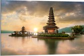 Dibond - Pura Ulun Danu Bratan Tempel op Eilanden in het Water in Indonesië - 90x60 cm Foto op Aluminium (Wanddecoratie van metaal)