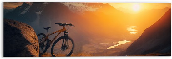 Dibond - Mountainbike Geparkeerd op Bergtop bij Zonsondergang - 60x20 cm Foto op Aluminium (Wanddecoratie van metaal)