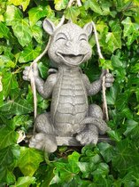 Drakenbeeld / Tuinbeeld vrolijke draak op een schommel van MistyCalls 27x20x15 cm