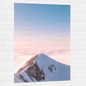 Muursticker - Bergen - Sneeuw - Wolken - Bergtop - 80x120 cm Foto op Muursticker