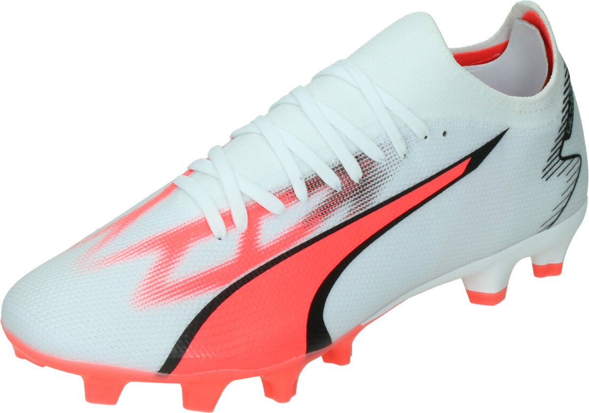 PUMA ULTRA MATCH FG/AG voetbalschoenen in zwart, wit en roze, maat 44,5, met een strak, modern ontwerp.