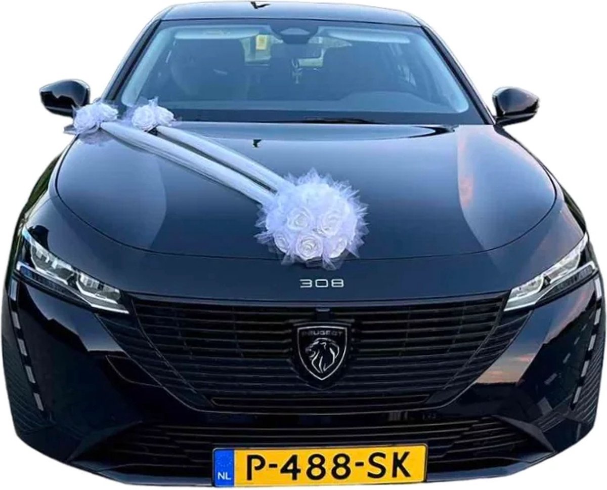 AUTODECO.NL - Fermina Auto Versiering Bruiloft - Trouwauto Decoratie Wit tule met ronde witte bloemstuk - Autodecoratie - Witte Rozen & Tule - Motorkap Versiering - Autobloemstuk Bruiloft - Bloemen op de Auto - Bloemen op de Motorkap - Trouwerij -