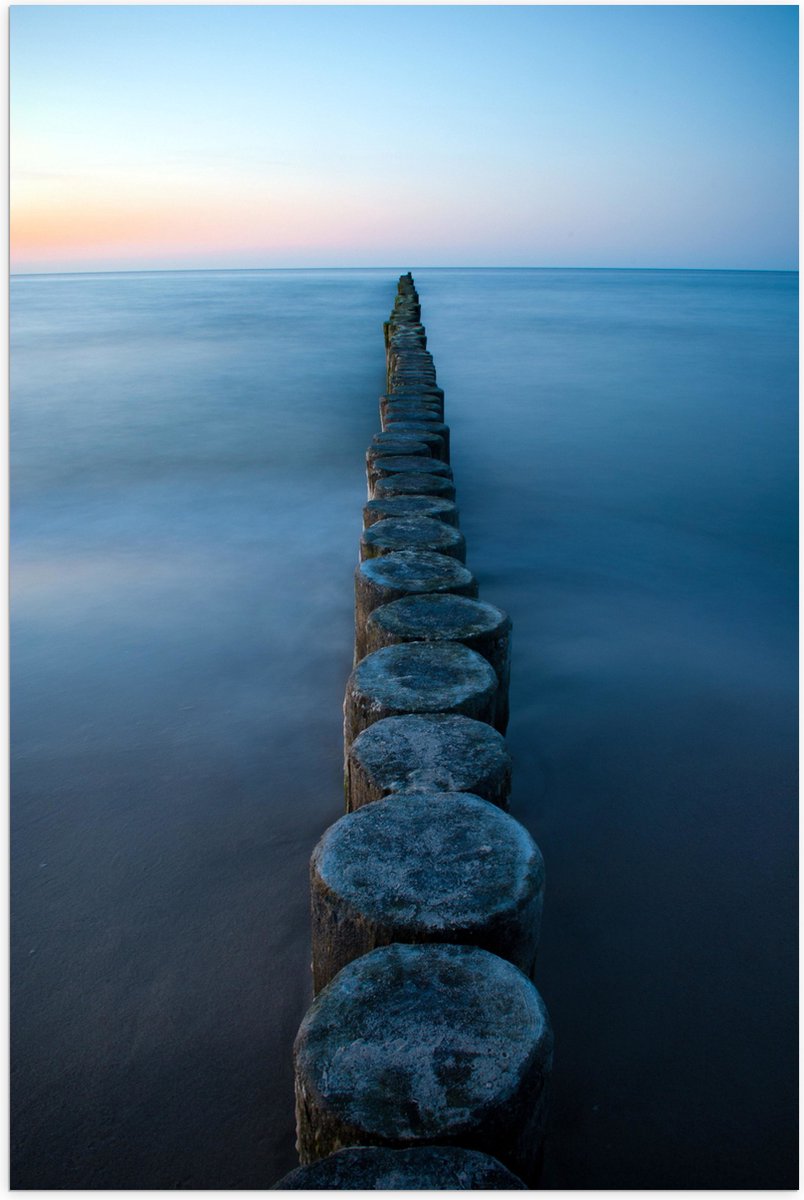 Poster Glanzend – Strand - Zand - Zee - Palen - Hout - 40x60 cm Foto op Posterpapier met G