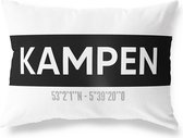 Tuinkussen KAMPEN - OVERIJSSEL met coördinaten - Buitenkussen - Bootkussen - Weerbestendig - Jouw Plaats - Studio216 - Modern - Zwart-Wit - 50x30cm