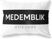 Tuinkussen MEDEMBLIK - NOORD-HOLLAND met coördinaten - Buitenkussen - Bootkussen - Weerbestendig - Jouw Plaats - Studio216 - Modern - Zwart-Wit - 50x30cm