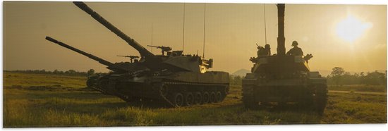 Vlag - Soldaten in Tanks op Vlakte bij de Zonsondergang - 90x30 cm Foto op Polyester Vlag
