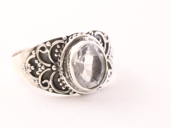 Bewerkte zilveren ring met bergkristal - maat 16