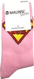 Roze sokken met 'SUPER MOM' logo, netjes opgevouwen met label.