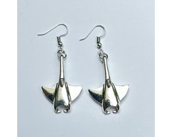 GoedeDoelen.Shop | Oorbellen Manta | Oorhangers | Manta Rog Oorbellen | Ocean Life | Hanger Maat 3,5 x 2,5 CM | Vissen Oorbellen | Zilverkleurige Oorbellen | Manta Ray Earrings | Save The Oceans | Unisex | Wellness-House