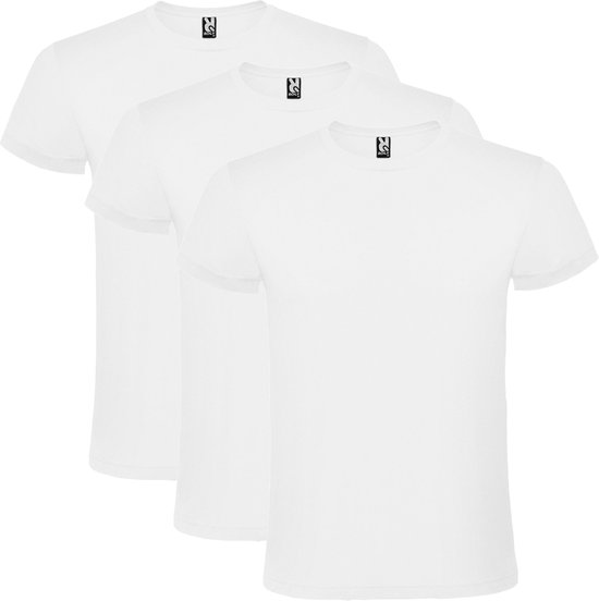 Trois t-shirts blancs unis à manches courtes, disposés l'un derrière l'autre.