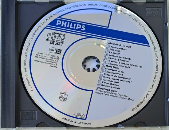 Binnenkant cd-hoesje van Mercedes Sosa's 'Gracias a la Vida' met tracklist en Philips logo.