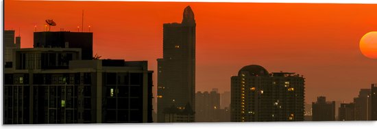 Dibond - Zon Zakkend achter de Wolkenkrabbers in de Stad - 90x30 cm Foto op Aluminium (Wanddecoratie van metaal)