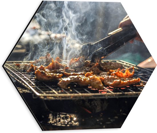 Dibond Hexagon - Barbecue - Kool - Rook - Tang - Vlees - Bakken - Eten - Buiten - 30x26.1 cm Foto op Hexagon (Met Ophangsysteem)