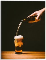 PVC Schuimplaat- Bier - Bierglas - Drank - Drinken - Schenken - Hand - Bierflesje - 30x40 cm Foto op PVC Schuimplaat