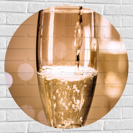 Muursticker Cirkel - Champagne - Drank - Glas - Inschenken - Drinken - Bubbels - 80x80 cm Foto op Muursticker