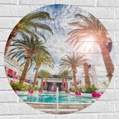 Muursticker Cirkel - Zwembad - Bomen - Palmbomen - Bedjes - Roze - Hotel - Gebouw - Zon - Tropisch - 70x70 cm Foto op Muursticker