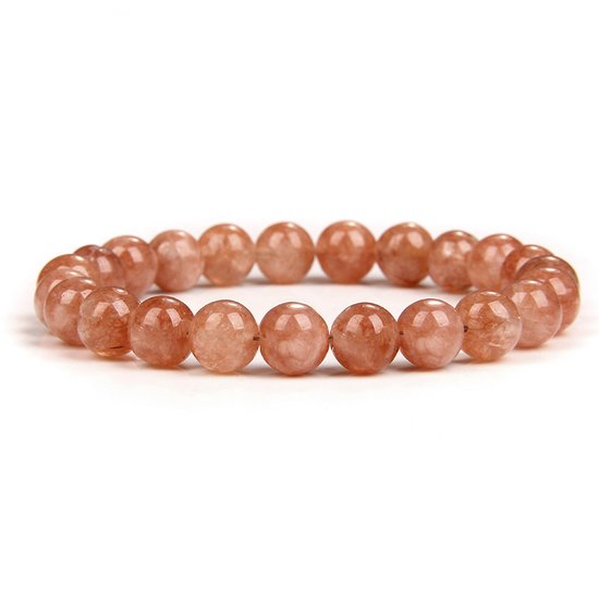 Bracelet en pierre de soleil avec des perles translucides orange clair sur fond blanc.
