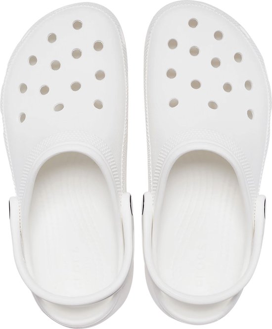 Bovenaanzicht van twee witte Crocs Classic Platform Clogs met perforaties.