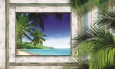 Fotobehang - Vlies Behang - 3D Tropisch Uitzicht op de Palmbomen, Strand en Zee door het Houten Raam - 208 x 146 cm