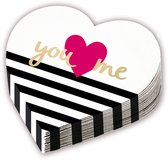 Serviettes en forme de cœur avec des rayures noires et blanches, un cœur rose et le texte 'you & me' en doré.