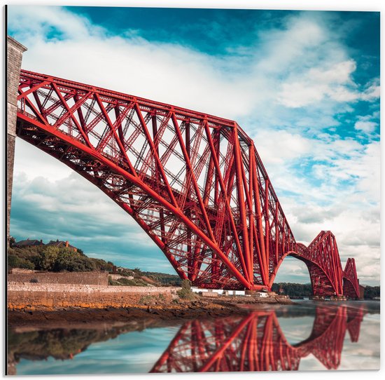 Dibond - Kenmerkend Rode Brug over de Forth, Schtoland - 50x50 cm Foto op Aluminium (Wanddecoratie van metaal)