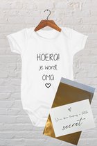 Hospitrix Baby Rompertje met Tekst HOERA! Je wordt oma + Kaart | Korte Mouw | Cadeau voor Zwangerschap | Bekendmaking | Aankondiging | Aanstaande Moeder | Moederdag
