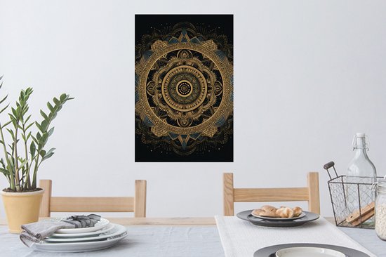 Gouden mandala poster met geometrische patronen op een zwarte achtergrond.