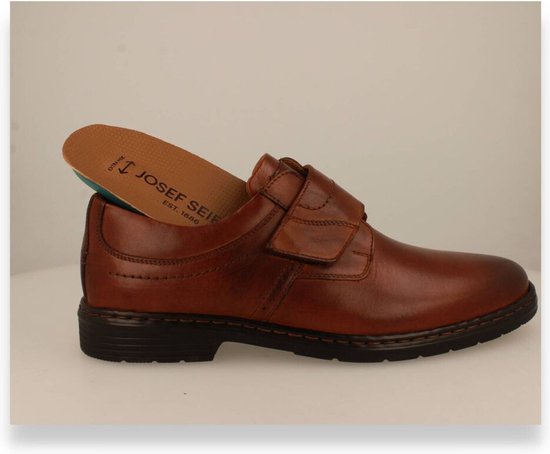 Cognac leren schoen met een uitneembare binnenzool, gesloten met twee klittenbandsluitingen.