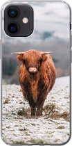 Geschikt voor iPhone 12 hoesje - Schotse Hooglander - Sneeuw - Berg - Siliconen Telefoonhoesje