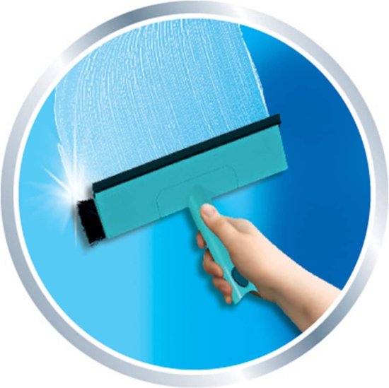 Une main utilise une raclette de fenêtre turquoise avec balai pour nettoyer une fenêtre savonneuse.