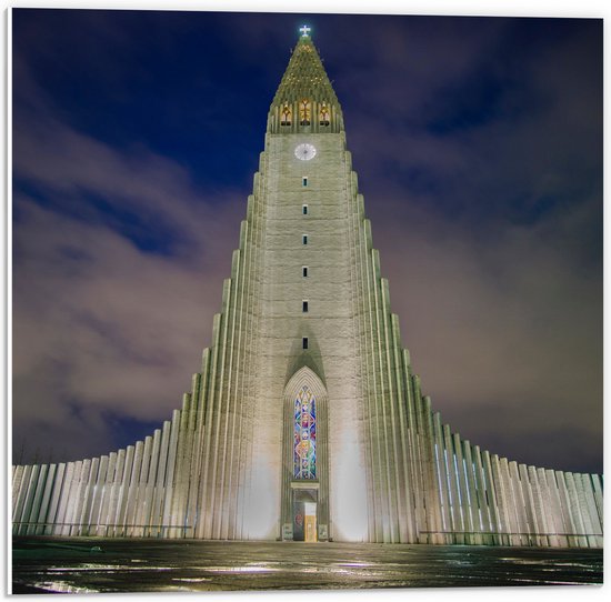 PVC Schuimplaat- Grote Witte Kerk in Reykjavik, IJsland - 50x50 cm Foto op PVC Schuimplaat