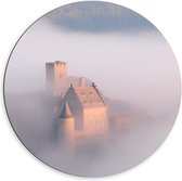 Dibond Muurcirkel - Kasteel op een Berg in de Mist - 60x60 cm Foto op Aluminium Muurcirkel (met ophangsysteem)