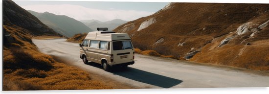 Dibond - Camper in Berglandschap - 120x40 cm Foto op Aluminium (Wanddecoratie van metaal)